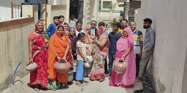અંબાજી માં પાણી માટે મહિલા ઓ એ માટલા ફોડ્યા