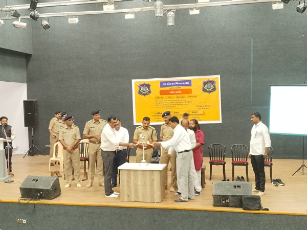 ટાઉનહોલ ખાતે જુદા જુદા મુદ્દાઓ ને લઈને