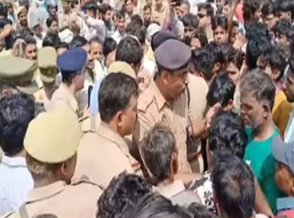 હાઈવે પર ભીડ ને સમજાવતી પોલીસ હાઈવે પર ભીડ ને સમજાવતી પોલીસ