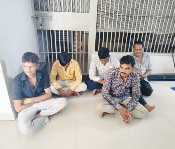 માધવપુર ગામે જુગાર રમી રહેલ 6 શખ્સો ઝડપાયા.