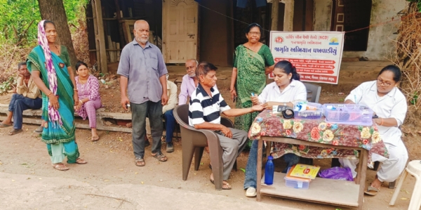 દેસાડ ગામના ગ્રામજનોની હાયપર ટેન્શન અંગેની આરોગ્ય તપાસ કરવામાં આવી