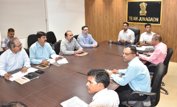 જિલ્લામાં કોરોના વાયરસ સંદર્ભે આરોગ્ય વ્યવસ્થાઓની સર્વગ્રાહી સમીક્ષા કરી હતી