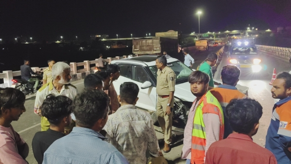 કર્લી પુલ પર બે કાર ડિવાઈડર સાથે ટક્કરાય.