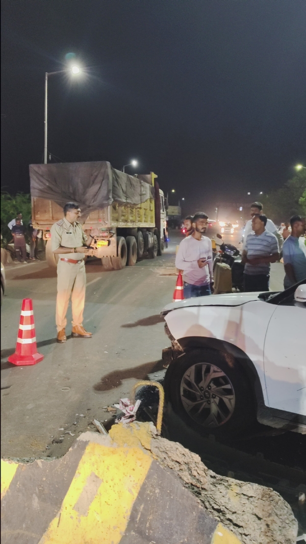 કર્લી પુલ પર બે કાર ડિવાઈડર સાથે ટક્કરાય.