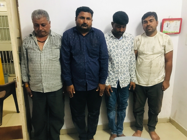 ભારવાડા ગામે જાહેરમાં જુગાર રમી રહેલ 7 શખ્સો   ઝડપાયા.