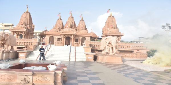 વલસાડમાં ‘‘ઓપરેશન શિલ્ડ’’ અંતર્ગત, તિથલ સ્વામિનારાયણ મંદિરે હવાઇ હુમલાની સિવિલ ડિફેન્સ મોકડ્રીલ યોજાઈ