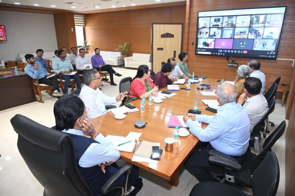 ગાંધીનગર ખાતે વીડિયો કોન્ફરન્સના માધ્યમથી સમીક્ષા કરી