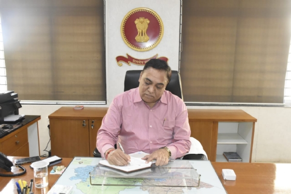 જિલ્લા કલેક્ટર તરીકેનો ચાર્જ સંભાળ્યા