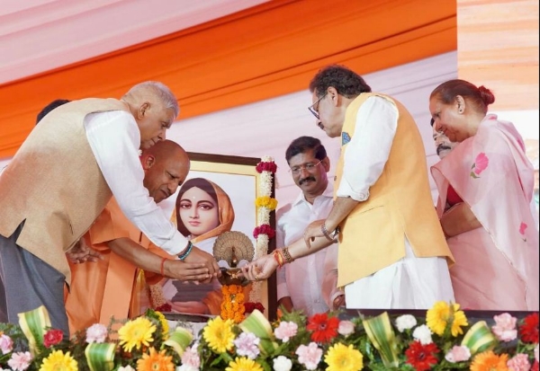 લોકમાતા અહિલ્યાબાઈ હોલકરના ચિત્રને પુષ્પાંજલિ અર્પણ કરતા ઉપરાષ્ટ્રપતિ લોકમાતા અહિલ્યાબાઈ હોલકરના ચિત્રને પુષ્પાંજલિ અર્પણ કરતા ઉપરાષ્ટ્રપતિ