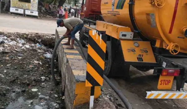 પાટણમાં ચોમાસા પૂર્વે પદ્મનાભચાર માર્ગની કેનાલની સફાઈ કામગીરી પાટણમાં ચોમાસા પૂર્વે પદ્મનાભચાર માર્ગની કેનાલની સફાઈ કામગીરી