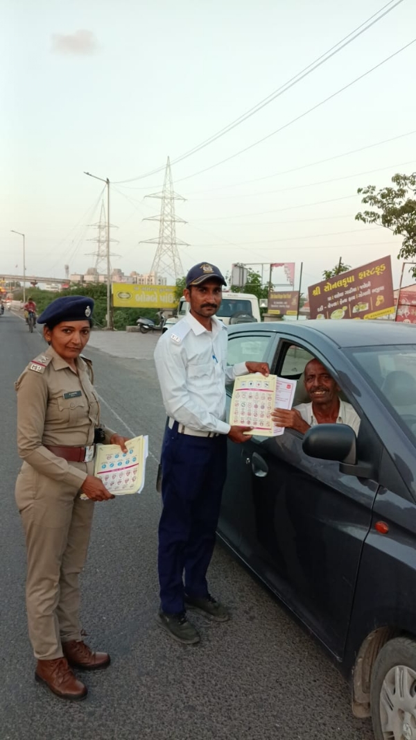 ટ્રાફિક પોલીસ દ્વારા ટ્રાફિક અવેરનેશ કાર્યક્રમ યોજાયો.