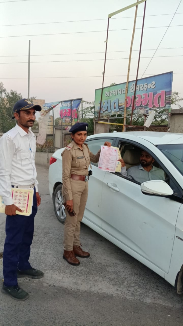 ટ્રાફિક પોલીસ દ્વારા ટ્રાફિક અવેરનેશ કાર્યક્રમ યોજાયો.