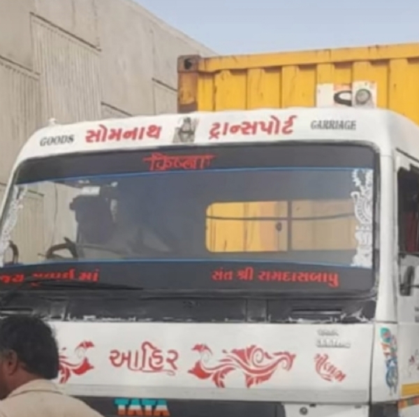 ચાણસ્મા-બેચરાજી ત્રણ રસ્તા પાસે ટ્રેઈલર ચાલકની દાદાગીરીથી ટ્રાફિક જામ