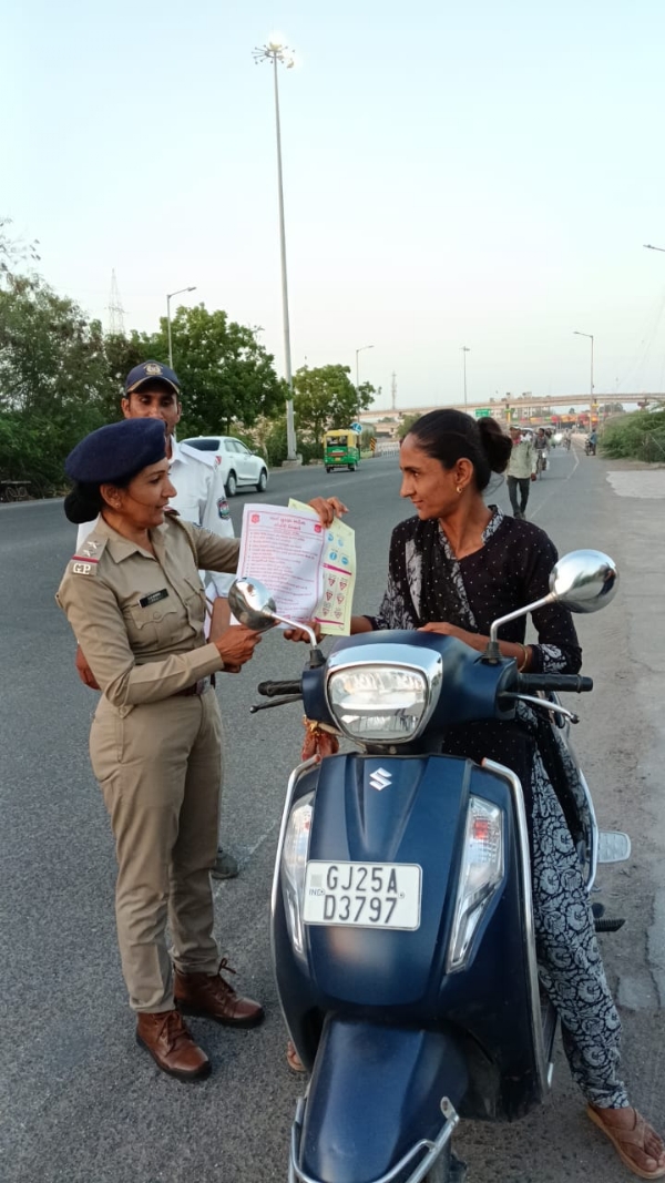 ટ્રાફિક પોલીસ દ્વારા ટ્રાફિક અવેરનેશ કાર્યક્રમ યોજાયો.