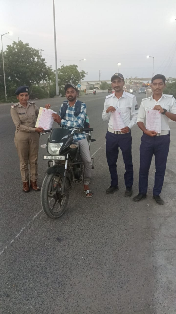 ટ્રાફિક પોલીસ દ્વારા ટ્રાફિક અવેરનેશ કાર્યક્રમ યોજાયો.
