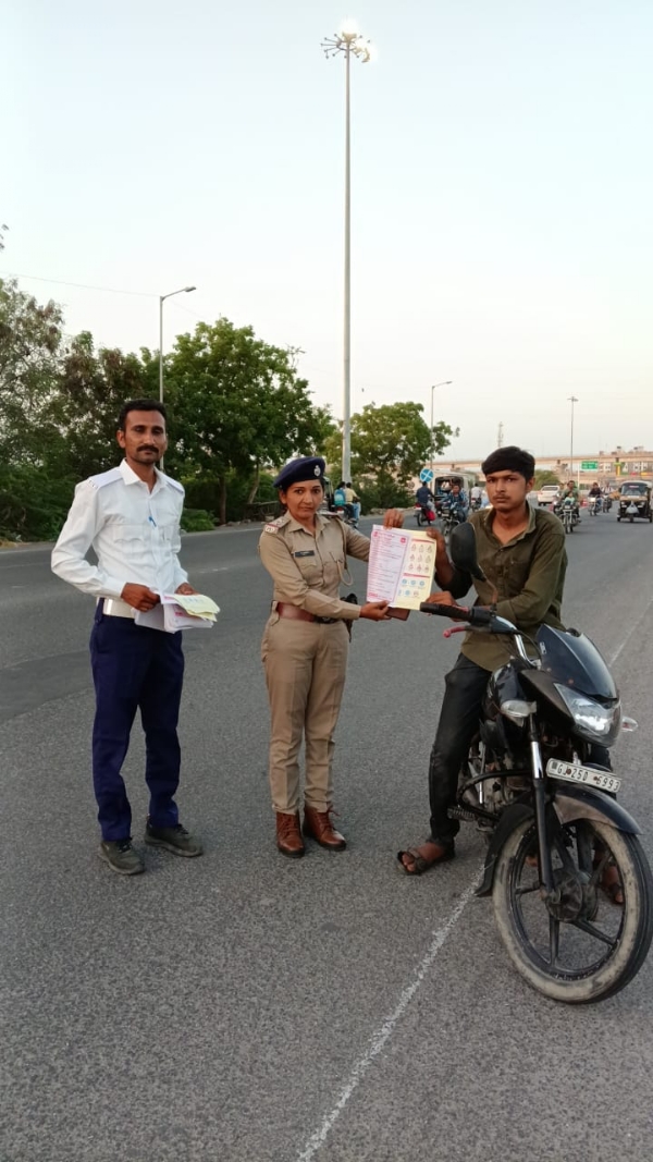 ટ્રાફિક પોલીસ દ્વારા ટ્રાફિક અવેરનેશ કાર્યક્રમ યોજાયો.