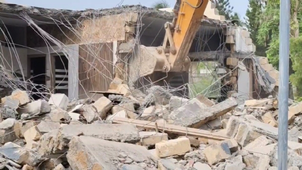 પોરબંદર શહેરમાં મનપા દ્વારા ડીમોલેશન શરૂ કરાયું. પોરબંદર શહેરમાં મનપા દ્વારા ડીમોલેશન શરૂ કરાયું.