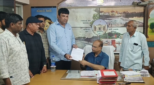 ખેડૂતોએ મામલતદારને આવેદનપત્ર