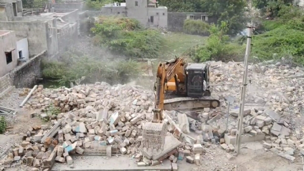 પોરબંદર શહેરમાં મનપા દ્વારા ડીમોલેશન શરૂ કરાયું. પોરબંદર શહેરમાં મનપા દ્વારા ડીમોલેશન શરૂ કરાયું.