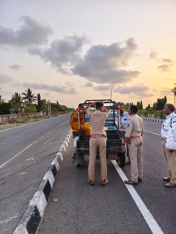 ટ્રાફિક પોલીસ દ્વારા વાહનોમાં રિફલેકટર્સ લગાવાયા.