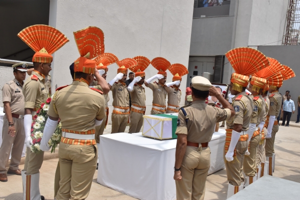 ગાર્ડ ઓફ ઓનર આપી સન્માન અપાયું