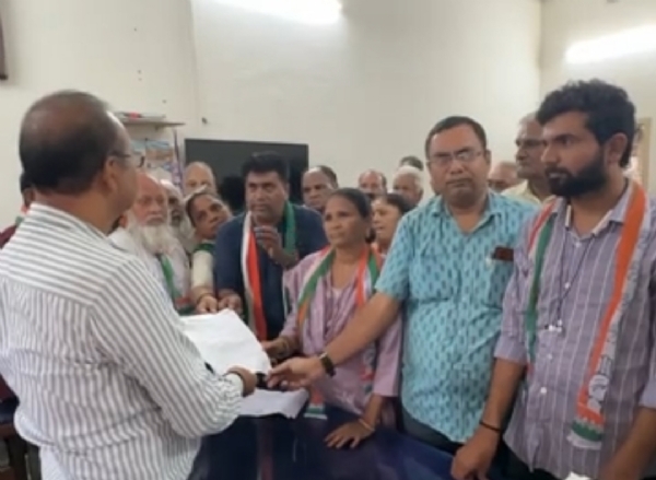 પાટણમાં ખોદકામથી નાગરિકો ત્રસ્ત, કાયમી ઉકેલની માંગ, કોંગ્રેસ દ્વારા આવેદનપત્ર અપાયું.