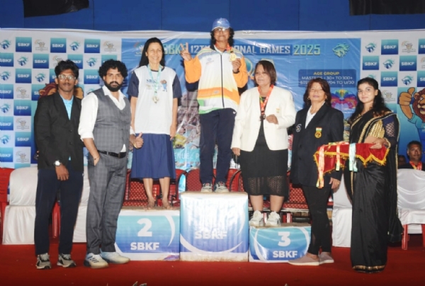 કોંઢ સીએમએ સ્કૂલના 52 વર્ષીય શિક્ષિકાએ સ્વિમિંગમાં ત્રણ ગોલ્ડ મેડલ મેળવ્યા