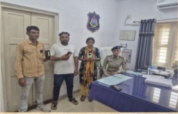 ગુમ થયેલા મોબાઈલ શોધી કાઢતી રાણાવાવ પોલીસ.