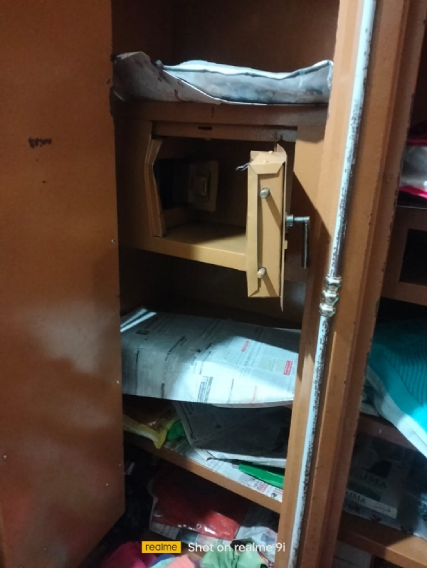 Modasa: Smugglers break into a residential building in Kudol village, steal and escape.