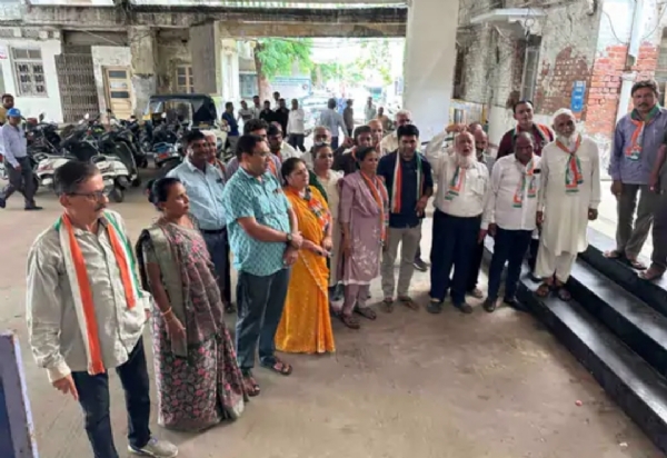 પાટણમાં ખોદકામથી નાગરિકો ત્રસ્ત, કાયમી ઉકેલની માંગ, કોંગ્રેસ દ્વારા આવેદનપત્ર અપાયું.