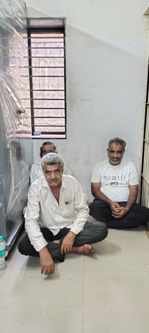 મહિયારી ગામે જુગાર રમી રહેલ ત્રણ શખ્સો ઝડપાયા. મહિયારી ગામે જુગાર રમી રહેલ ત્રણ શખ્સો ઝડપાયા.