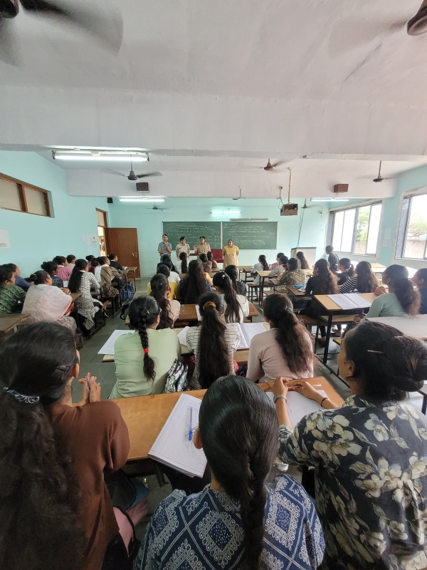 મહિલા પોલીસ દ્વારા નશા મુક્તિ જાગૃતિ સેમિનાર યોજાયો.