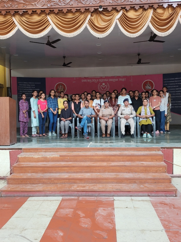 મહિલા પોલીસ દ્વારા નશા મુક્તિ જાગૃતિ સેમિનાર યોજાયો.