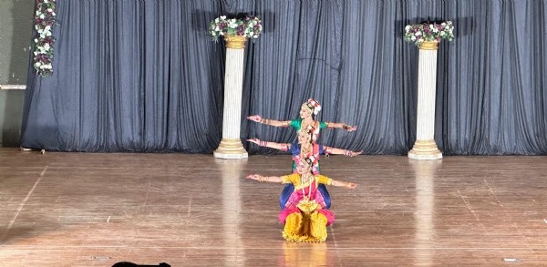 અંકલેશ્વરની ત્રણ વિધાર્થિનીઓનો દીક્ષાંત સમારોહ માં શારદા ભવન ટાઉનહોલ ખાતે યોજાયો
