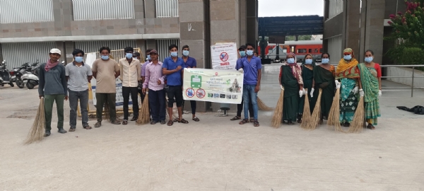 ભાવનગર મ્યુનિસિપલ કોર્પોરેશનના કર્મચારીઓ સાથે મળીને ભાવનગર ટર્મિનસ સ્ટેશન પર સંયુક્ત સફાઈ અભિયાન