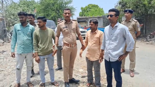 છરી વડે જીવલેણ હુમલો કરનાર આરોપીને પોલીસે રિકન્ટ્રક્શન કરાવ્યું .