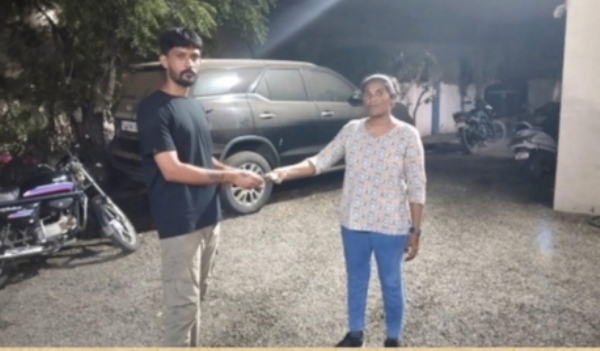 મૂળ માલિકને કાર પરત કરતી હાર્બર પોલીસ.