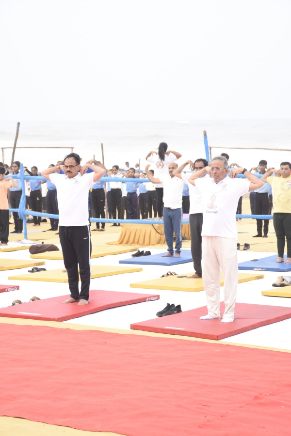 પોરબંદર ચોપાટી ખાતે જિલ્લા કક્ષાના યોગ દિવસની ભવ્ય ઉજવણી.