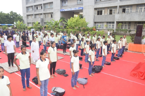 મહાનગરપાલિકા કક્ષાની આંતરરાષ્ટ્રીય યોગ દિવસની ઉજવણી ગોઢાણીયા કોલેજ ખાતે કરાઈ.