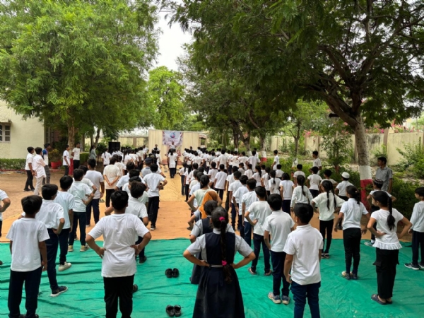 યુનિવર્સલ પબ્લિક સ્કૂલ ખાતે યોગ દિવસની ઉજવણી કરવામાં આવી હતી.