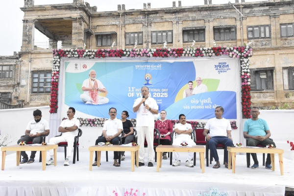 પોરબંદર ચોપાટી ખાતે જિલ્લા કક્ષાના યોગ દિવસની ભવ્ય ઉજવણી.
