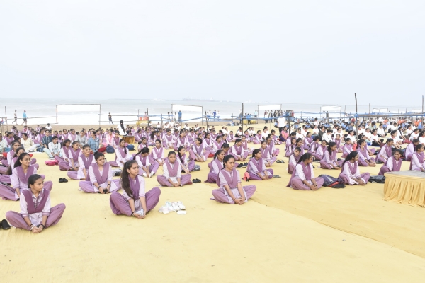 પોરબંદર ચોપાટી ખાતે જિલ્લા કક્ષાના યોગ દિવસની ભવ્ય ઉજવણી.