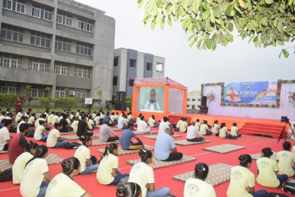 મહાનગરપાલિકા કક્ષાની આંતરરાષ્ટ્રીય યોગ દિવસની ઉજવણી ગોઢાણીયા કોલેજ ખાતે કરાઈ.