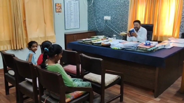 વિસાવાડા ગામે કોઝવે દૂર નહીં થતા ખેડૂતનો અનોખો વિરોધ.