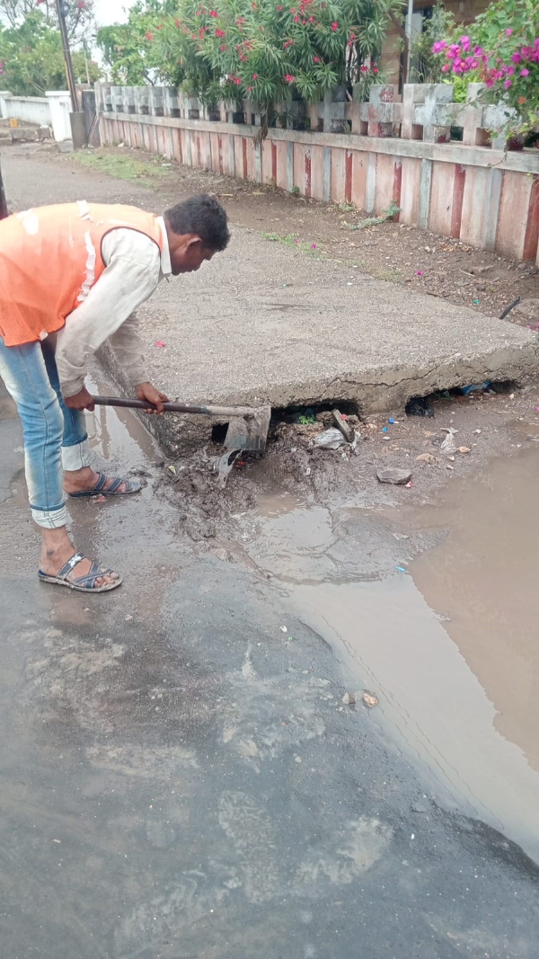 વરસાદી પાણીના નિકાલની ગટરોમાંથી કચરાનો કરાયો નિકાલ