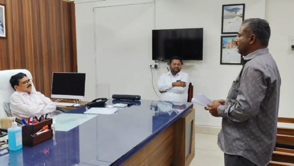 વિસાવાડા ગામે કોઝવે દૂર નહીં થતા ખેડૂતનો અનોખો વિરોધ.