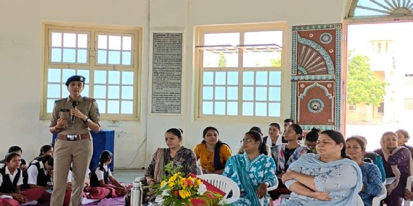 આર્ય કન્યા ગુરુકુલ ખાતે સરસ્વતી સભા યોજાઈ