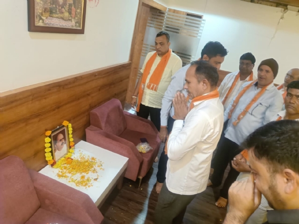 પુષ્પાનજંલી અર્પણ