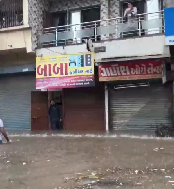 Surat rain ved road
