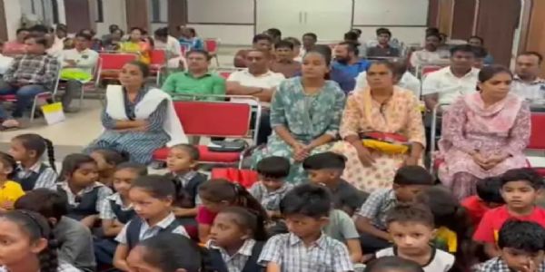 પાટણમાં ગોપાલ કૃષ્ણ સેવા ટ્રસ્ટ દ્વારા વિદ્યાર્થીઓને શૈક્ષણિક કીટનું વિતરણ
